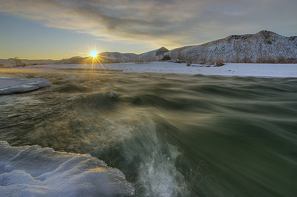 Sunrise over the Yellowstone River and South Hills